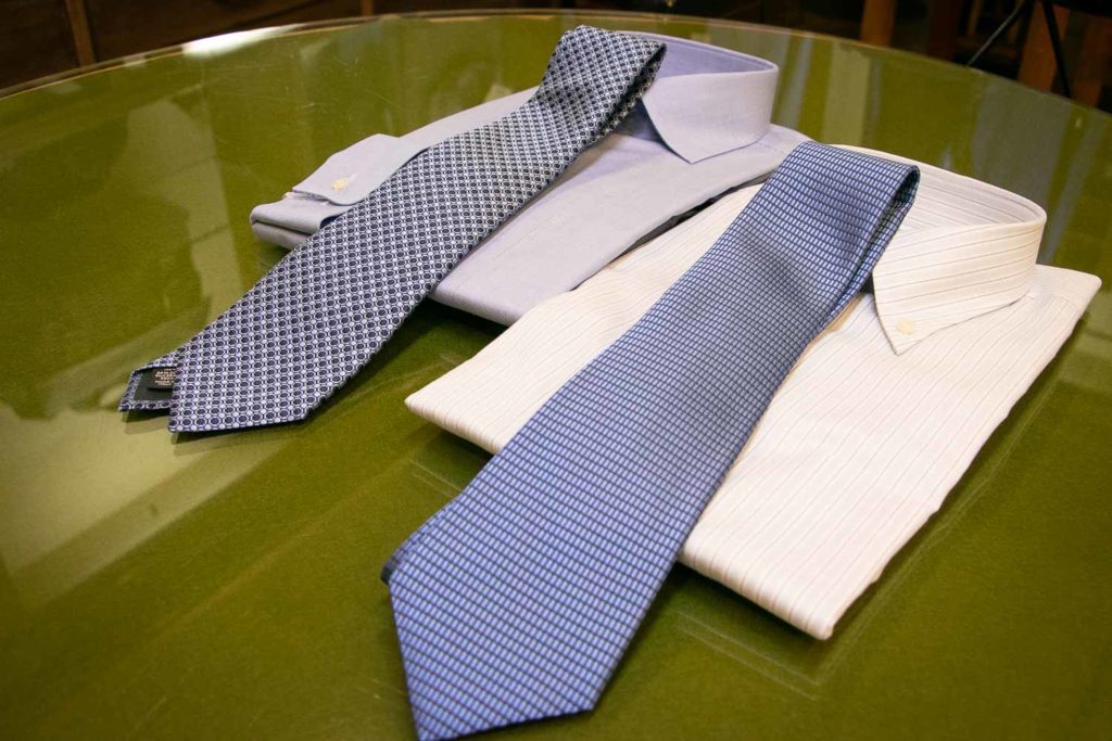 紺色のネクタイ